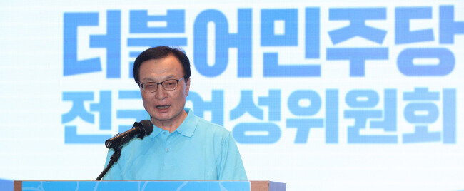 미래통합당 여성당원 및 중앙여성위원회 위원들이 2월 19일 서울 여의도 국회 정론관에서 기자회견을 열고 여성 지역구 공천 30% 이행을 촉구하고 있다(왼쪽). 이해찬 더불어민주당 대표는 2019년 7월 22일 경기 양평군에서 열린 전국 여성당원 여름 정치학교에 참석해 “21대 총선 여성 30% 공천”을 약속했으나 지켜지지 않았다. [뉴스1]