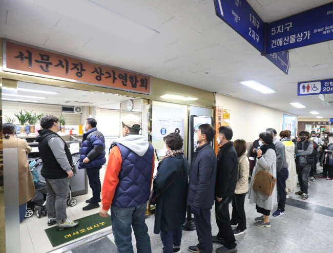 3월 3일 대구 중구 서문시장상인회 사무실 앞에서 특례보증 상담 신청이 시작되자 많은 상인이 길게 줄지어 
차례를 기다리고 있다. [뉴스1]
