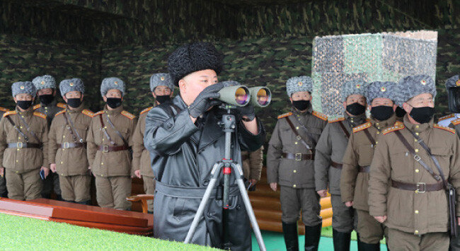 북한 조선중앙통신은 2월 29일 김정은 북한 국무위원장이 전날 인민군 부대 합동타격훈련을 지도했다고 보도했다. [노동신문]