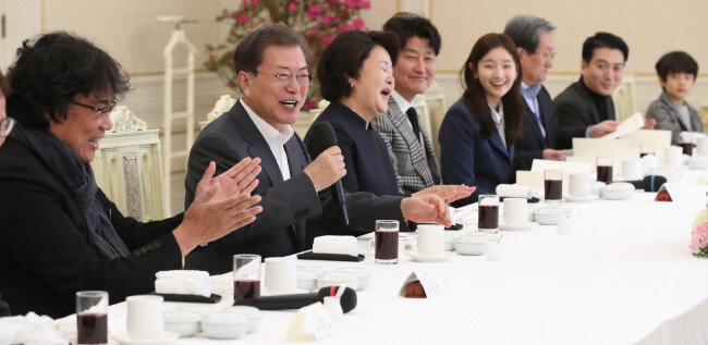 문재인 대통령이 2월 20일 청와대 본관 인왕실에서 
올해 아카데미 작품상, 감독상 등 4개 부문 상을 받은 
영화 ‘기생충’의 봉준호 감독과 배우, 
제작진을 만나 오찬을 하기 전 격려 인사를 하며 
오찬 메뉴 중 김정숙 여사가 제안한  ‘짜파구리’가 
포함돼 있다고 소개하고 있다. [청와대사진기자단]