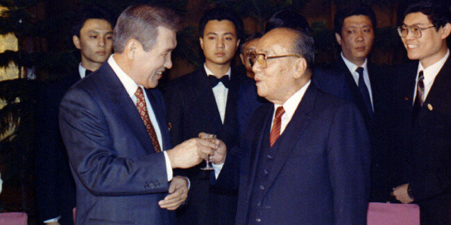 1992년 9월 28일 노태우 당시 대통령(왼쪽)이 한국 국가 원수로는 처음 중국을 공식 방문해 양상쿤 중국 국가주석과 건배를 하고 있다. [국가기록원]
