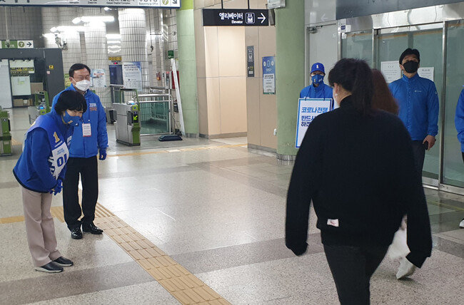 3일 오전 이수진 더불어민주당 후보가 서울 지하철 7호선 숭실대입구역 개찰구에서 시민들에게 출근 인사를 건네고 있다. [이현준 기자]