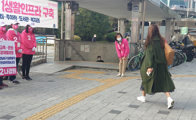 3일 오전 나경원 미래통합당 후보가 서울 지하철 2‧4호선 사당역 8번 출구 앞에서 시민들에게 출근 인사를 건네고 있다. [이현준 기자]