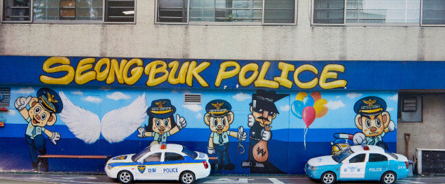 사진과 미니카를 이용해 성북경찰서에 경찰차가 주차돼 있는 모습을 표현했다. 