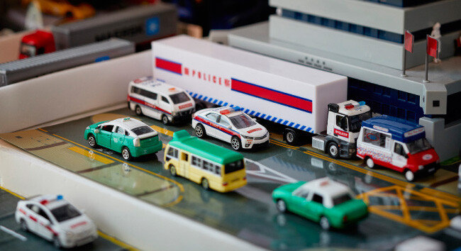 수집품을 이용해 각양각색 자동차가 다니는 도로 풍경을 연출했다. 