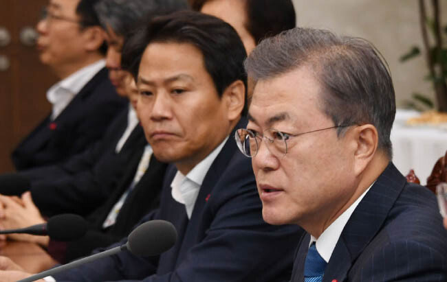 문재인 대통령이 2018년 12월 10일 청와대 여민관에서 임종석 당시 대통령비서실장 등이 참석한 가운데 수석ㆍ보좌관회의를 주재하고 있다. [청와대사진기자단 ]