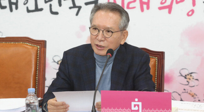 2월 28일 김형오 당시 미래통합당 공천관리위원장이 서울 여의도 국회에서 공천관리위원회 회의 결과를 브리핑하고 있다. [뉴스1]
