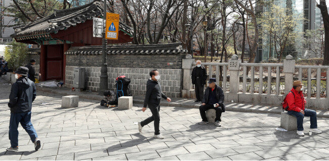 3월 20일 시민들이 마스크를 착용하고 서울 종로구 탑골공원 앞길을 걸어가고 있다. [뉴시스]