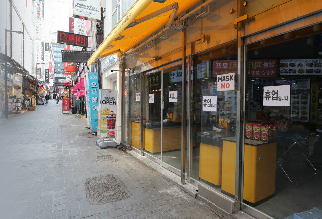 3월 13일 인적이 뜸한 서울 중구 명동의 한 상가에 휴업 안내문이 게시돼 있다. [홍진환 동아일보 기자]