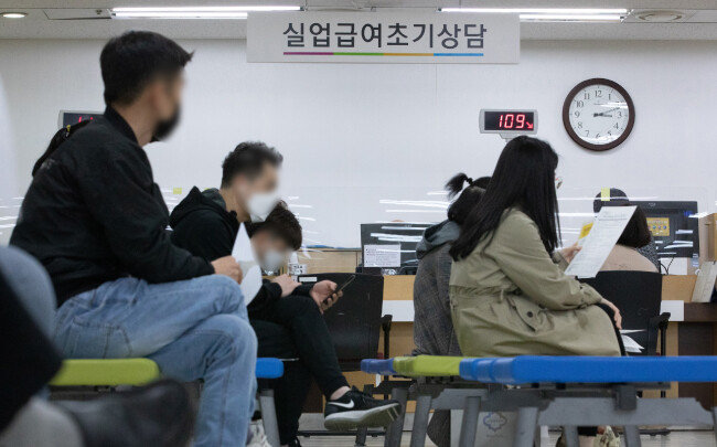 4월 9일 서울 중구 
서울지방고용노동청 
고용복지플러스센터에서 
실업급여 신청자들이 
상담을 받으려고 
대기하고 있다.  [뉴스1]