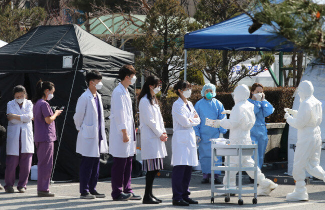 코로나19 집단 감염이 발생한 분당제생병원 의료진이 3월 6일 병원 주차장에 마련된 선별진료소에서 코로나19 진단 검사를 받으려고 대기하고 있다. [홍진환 동아일보 기자]