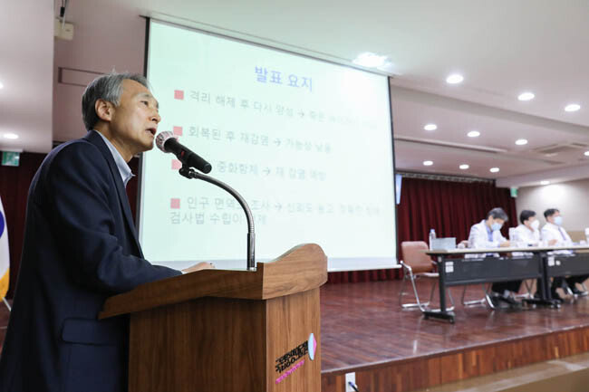 오명돈 중앙임상위원회 위원장이 4월 29일 서울 중구 국립중앙의료원에서 열린 기자회견에서 코로나19 재양성 원인에 대해 설명하고 있다. [뉴시스]