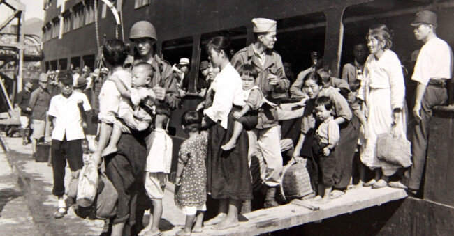 1946년 부산항에 도착한 귀환 동포들이 미군의 안내로 배에서 내리고 있다. 철저한 방역과 격리가 이뤄지지 않으면서 불행히도 귀환 동포들은 전염병 창궐의 시발이 됐다.  [미국국립문서기록청 제공]
