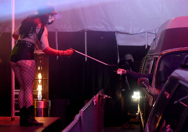 손님이 건넨 팁 또한 집게로 받는 등 사회적 거리를 철저히 유지한다.  이 스트립클럽은 코로나19 유행 기간 동안 드라이브스루 공연을 계속할 예정이다. [GETTYIMAGES]