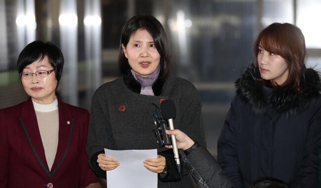 고은 시인의 성추행 의혹을 폭로했다가 고 시인으로부터 손해배상 청구소송을 당한 최영미 시인이 지난해 2월 15일 서울 서초구 서울중앙지방법원에서 열린 선고공판을 마치고 취재진 앞에서 발언하고 있다. [뉴시스]