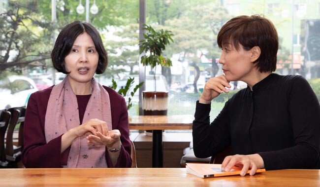 그녀를 다시 만난 건 8년 만이었다. 그는 별로 늙지 않았다. [박해윤 기자]