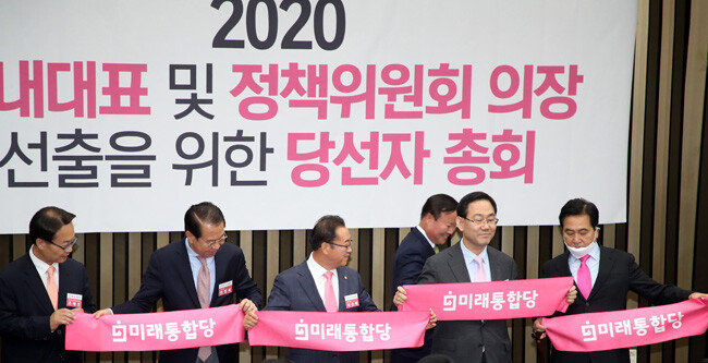 5월 8일 미래통합당 원내대표 경선에서 주호영 의원(오른쪽에서 두 번째)이 당선됐다.