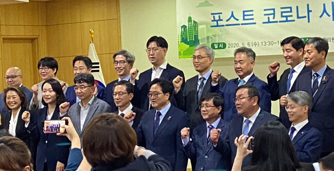 유종일 KDI 국제정책대학원 원장(앞줄 왼쪽에서 세 번째)은 5월 6일 국회 의원회관에서 열린 ‘포스트 코로나 시대와 그린 뉴딜’ 세미나에서 기조강연을 했다.
