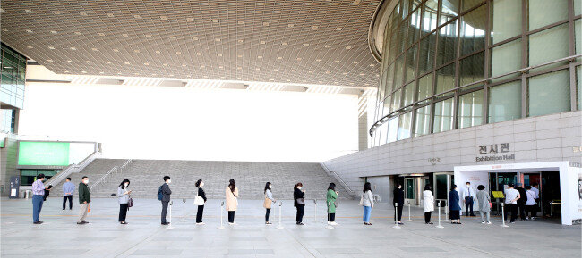 5월 6일 서울 용산구 국립중앙박물관 앞. 방문자들이 일정한 간격을 유지한 채 입장을 기다리고 있다. [뉴시스]