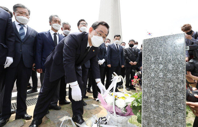 주호영 미래통합당 원내대표(가운데)를 비롯한 당 지도부와 관계자들이 5월 18일 광주 북구 국립5·18민주묘지를 찾아 참배하고 있다. [사진공동취재단]