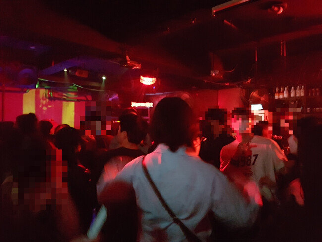 코로나19 재확산 우려가 커지는 가운데 격리 장소를 무단이탈한 자가격리자가 14일 경기 A종합병원에서 난동을 부린 사건이 발생했다. 사진은 4월 25일 서울 마포구 홍익대 인근 한 클럽에서 젊은이들이 마스크를 착용하지 않은 채 춤을 추고 있는 모습이다. 