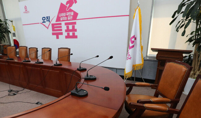 미래통합당이 4·15 총선에서 참패한 가운데 4월 16일 국회 미래통합당 회의실이 텅 비어 있다. [김재명 동아일보 기자]