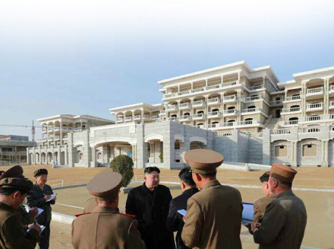 김정은 북한 국무위원장이 2019년 4월 6일 원산갈마해안관광지구를 시찰하고 있다.