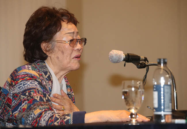 일본군 위안부 피해자 이용수 할머니는 25일 대구 인터불고호텔에서 열린 기자회견에서 “윤미향은 벌을 받아야 한다”고 말했다. [뉴시스]