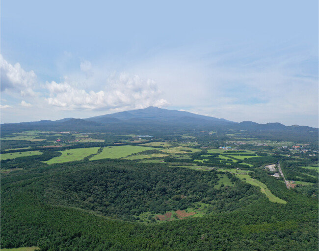 하늘에서 본 산굼부리. 멀리 한라산이 보인다. [제주특별자치도 제공]