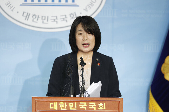 윤미향 더불어민주당 국회의원 당선자가 29일 오후 서울 여의도 국회 소통관에서 기자회견을 갖고 성금 유용 등 그간 제기된 의혹과 관련해 공식 입장을 발표하고 있다. [지호영 기자]