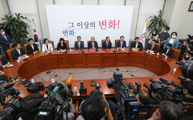 김종인 미래통합당 비상대책위원장이 1일 오전 서울 여의도 국회에서 열린 제1차 비상대책위원회의에서 모두발언을 하고 있다. [뉴스1]