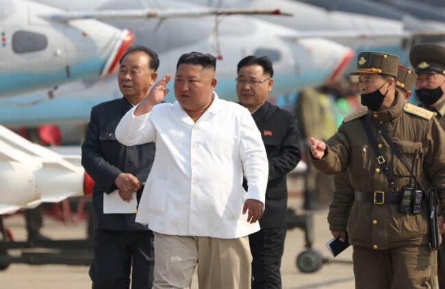김정은 북한 국무위원장이 서부지구 항공 및 반항공사단 관하 추격습격기연대를 시찰했다고 노동신문이 4월 12일 보도했다. [노동신문]