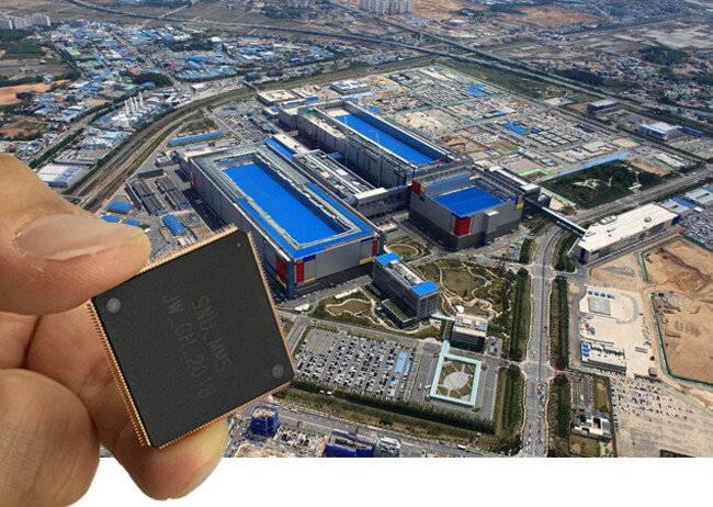 전동석 서울대 융합
과학기술대학원
교수팀이 2019년
개발한 뉴로모픽
반도체. 뇌의 연산
특성을 반영한
인공지능(AI) 반도체다(왼쪽).  삼성전자가 파운드리 생산라인 증설을 발표한 평택캠퍼스 전경. [윤신영 동아사이언스 기자, 삼성전자 제공]