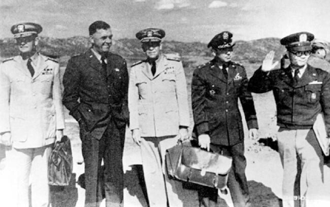 1951년 7월 휴전회담에 참석한 유엔군 대표들. [동아DB]