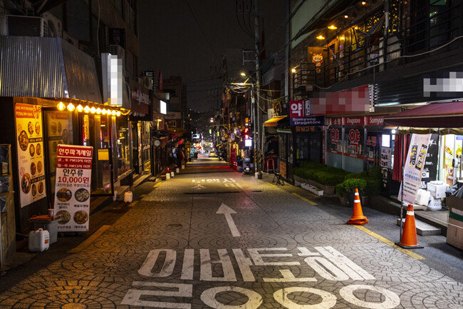 6월 2일 밤 행인이 자취를 감춘 이태원동 골목.