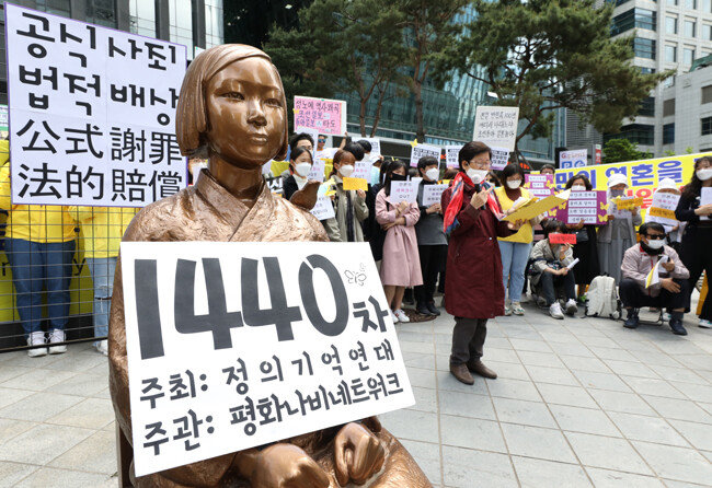 5월 20일 서울 종로구 옛 일본대사관 앞에서
열린 제 1440차 ‘수요집회’. [뉴시스]