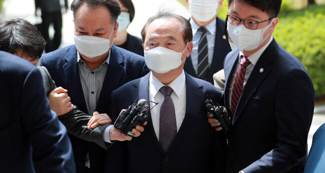 6월 2일 오거돈 전 부산시장이 구속영장 실질심사를 받기 위해 부산지방법원으로 들어가고 있다. [박경모 동아일보 기자]