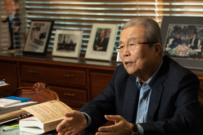 3월 14일 서울 종로구 대한발전전략연구원에서 ‘신동아’와 인터뷰하고 있는 김종인 당시 대한발전전략연 이사장. 그의 오른쪽에 놓여 있는 책이 ‘The Narrow Corridor: States, Societies, and the Fate of Liberty’이다. [조영철 기자]