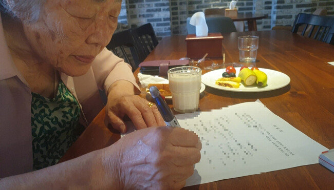 이용수 할머니가 16일 대구 중구 한 거처에서 고소권 위임에 대한 증거 영상을 촬영하고 있다. 