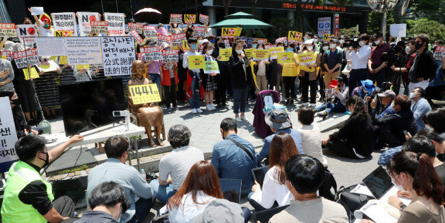 5월 27일 서울 종로구 일본대사관 앞에서 위안부 수요집회가 열리고 있다. 집회에 참여한 대다수가 특정 언론의 폐간을 주장하는 손피켓을 들고 있다. [전영한 동아일보 기자]