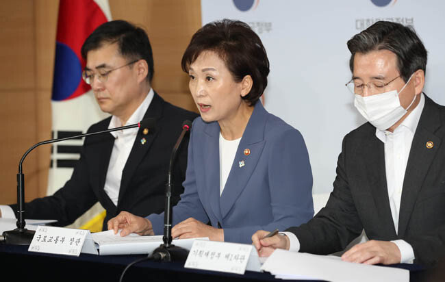 김현미 국토교통부 장관(가운데)이 17일 서울 종로구 정부서울청사에서 ‘주택시장 안정을 위한 관리방안’을 발표하고 있다. [동아DB]