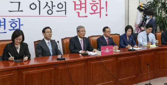 김종인 미래통합당 비상대책위원회 위원장(왼쪽에서 세 번째)이 6월 4일 서울 여의도 국회에서 열린 비상대책위원회의에서 발언하고 있다. [뉴스1]