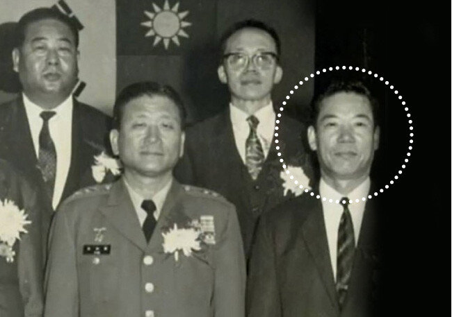 1971년 한국전 참전 화교 종군기장 수여식 사진. 왼쪽부터 유국화(劉國華), 김재명(金在命), 나아통(羅亞通). 원 안이 위서방(魏緖舫)이다. [국가기록원]