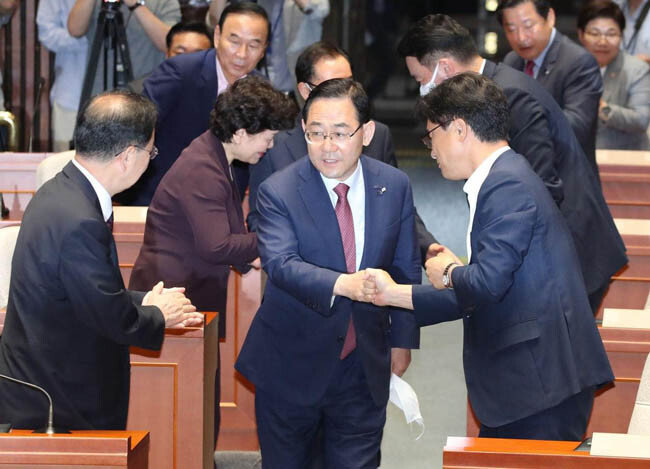 주호영 미래통합당 원내대표가 6월 25일 서울 여의도 국회에서 열린 긴급 비상의원총회에 참석하고 있다. [뉴시스]