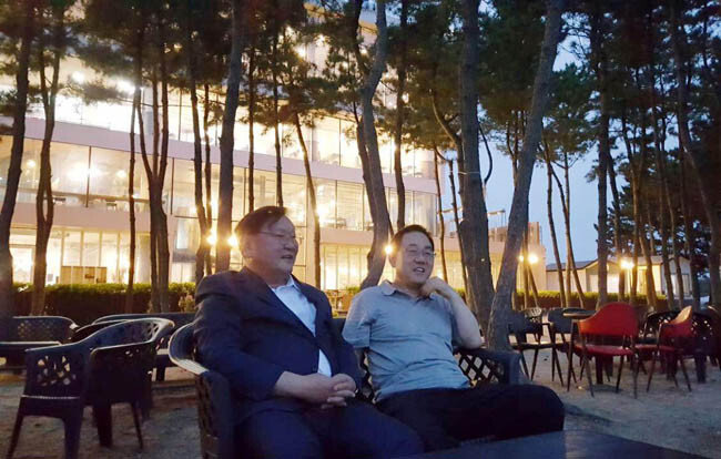 6월 23일 강원 고성군 화암사를 찾은 김태년 더불어민주당 원내대표와 대화하는 주호영 미래통합당 원내대표. [더불어민주당 제공]