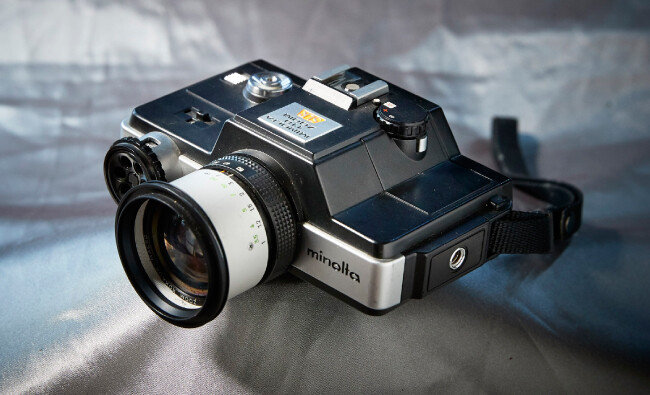 minolta 110 zoom SLR 1976년 출시된 카메라. 일반 필름의 절반 정도 사이즈인 110필름을 사용한다. 날렵한 외형과 작은 크기, 줌렌즈까지 장착된 SLR카메라로 큰 인기를 모았다. 