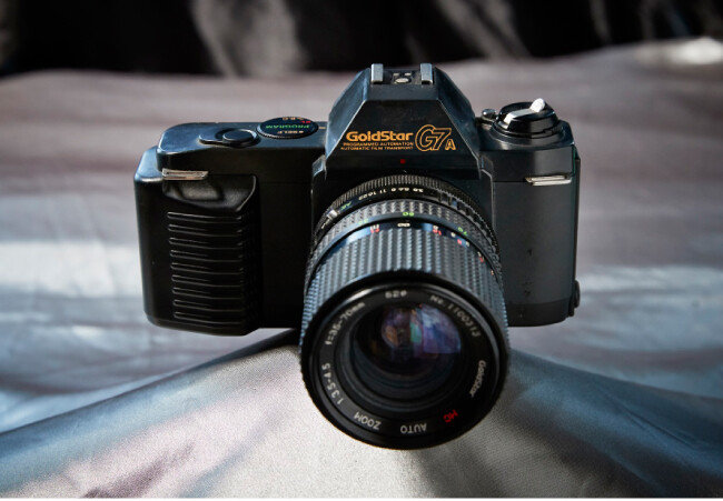 GoldStar T7A(canon T50) 카메라가 사치품으로 여겨져 수입 제한 품목이던 시절, 일본의 주요 카메라 브랜드는 한국 회사와 합작 형태로 한국 시장에 진출했다. 이 카메라는 LG 전신 금성과 캐논이 합작해 만든 것이다.