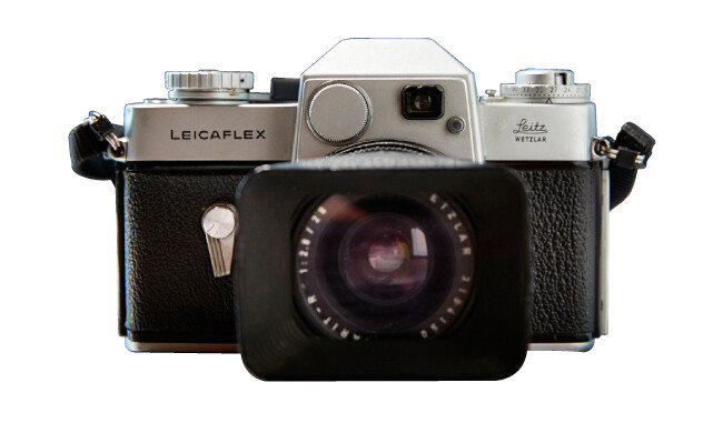 Leicaflex Standard Mark I
독일 라이카사가 1964년 생산한 카메라. 라이카의 첫 SLR(일안 반사식) 카메라로 렌즈 품질은 최고 수준이었으나 가격, 편의성 등이 일본 카메라에 비해 떨어져 큰 인기를 얻지는 못했다. 
