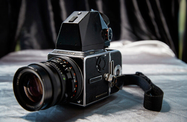Hasselblad 503CW
폭 60mm 짜리 필름을 사용하는 중형 포맷 카메라의 대표 브랜드. 카메라와 렌즈를 스웨덴 장인이 수작업으로 제작해 뛰어난 이미지 품질을 구현한다. 1962년 미국 항공우주국 우주비행사가 처음으로 달에 가져간 카메라가 바로 이 브랜드의 카메라다.