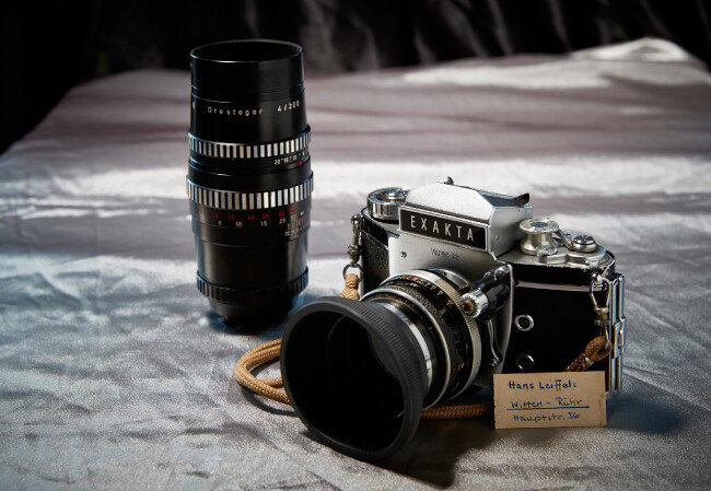 EXAKTA Varex II b 독일 엑작타사가 1967년 출시한 카메라. 24x36mm의 표준 영화용 화면 사이즈를 사용하는 최초의 SLR카메라다. 셔터와 필름을 감는 레버가 모두 왼쪽에 있는 것이 특이하다. 1960년대 미국 대사관에서 사용하던 카메라로, 박창희 씨가 지인 소개로 소장하게 됐다. 사용자의 친필 사인이 같이 보관돼 있다.